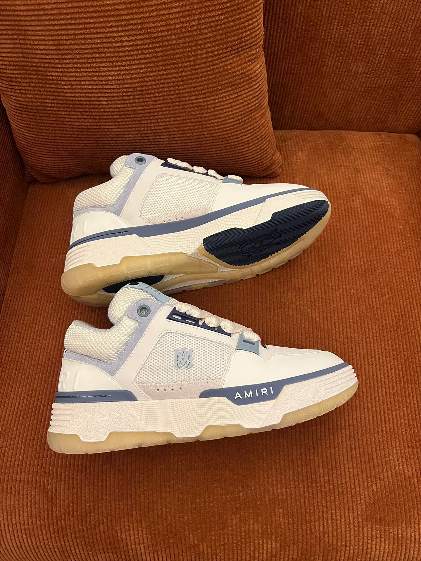 p620💰Men's shoes Amiri Emile's 2023 spring and summer new MA-1 bread shoes, couple models, casual sports shoes, sneakers Amiri gave up the rock punk style in the new season and used a large number of unsaturated colors, Morandi tones, whether you see or wear them, it will make people very happy. The large tongue of the bread shoes continues, shortens the length of the shoe body, thickens the midsole, and the toe part is more rounded. Amiri's brand letters and MA logo appear on the side of the shoe. Fabric: Original customized imported first-layer cowhide + mesh. Lining: Original customized breathable towel lining. Outsole. Foam combination material. Bottom thickness: 4CM. Size: Men's 39-45